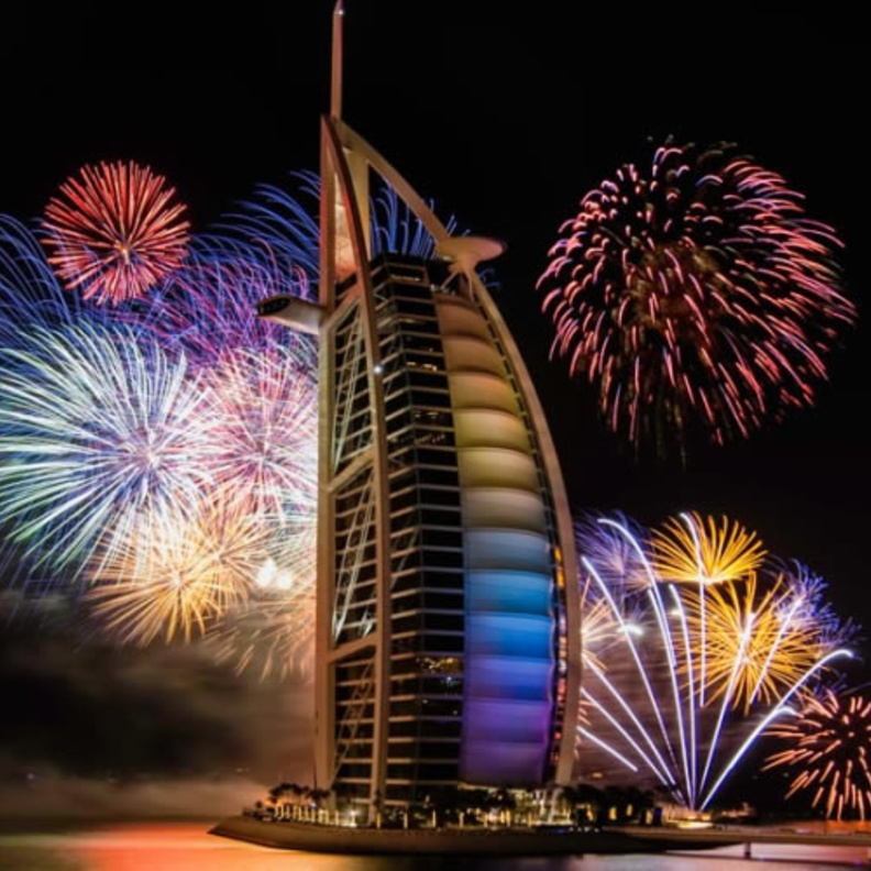 تتألق جزيرة نخلة جميرا بالأضواء في سهرة رأس السنة