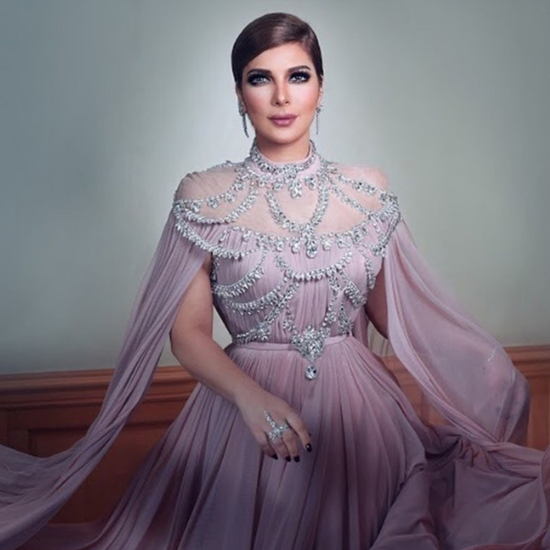 بلقيس ترتدي مجوهرات لازوردي