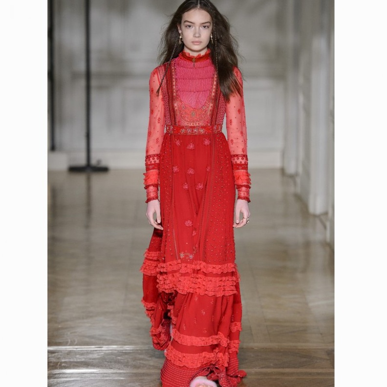 فساتين باللون الاحمر لسهرات راس السنة