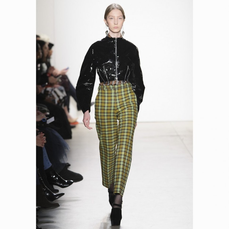 بنطلون الكاروه مع جاكيتات الجلد والقبعات الصوفية من وحي ‏Marc Jacobs