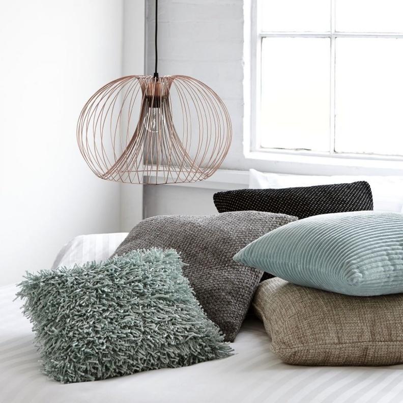 وسائد بألوان الربيع لديكور الكنب في غرفة الجلوس