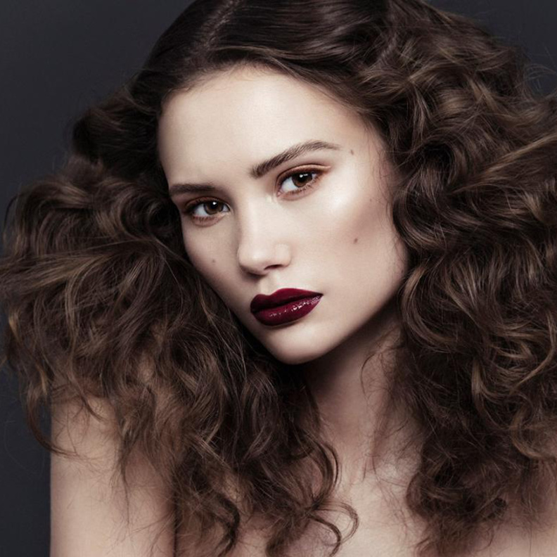 للبقدونس دور كبير في تنعيم الشعر المجعد