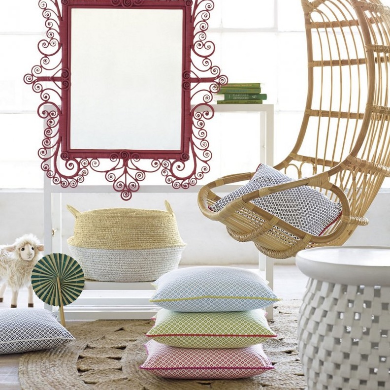 كرسي باللون الزهري مع مسند للقدمين لغرف النوم