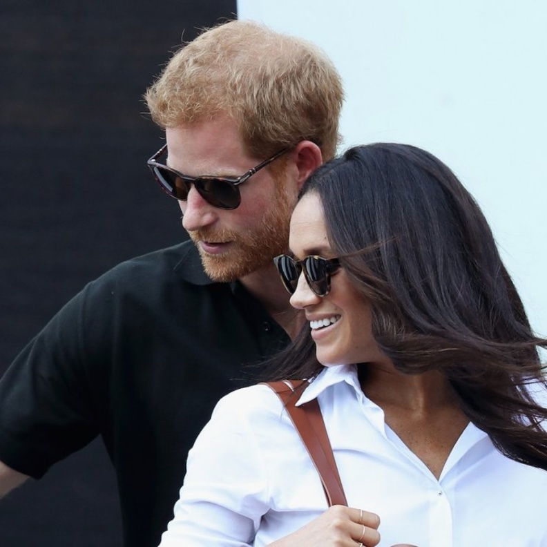 ميغان ماركل و الأمير هاري ركبا في المقاعد الخلفية للطائرة