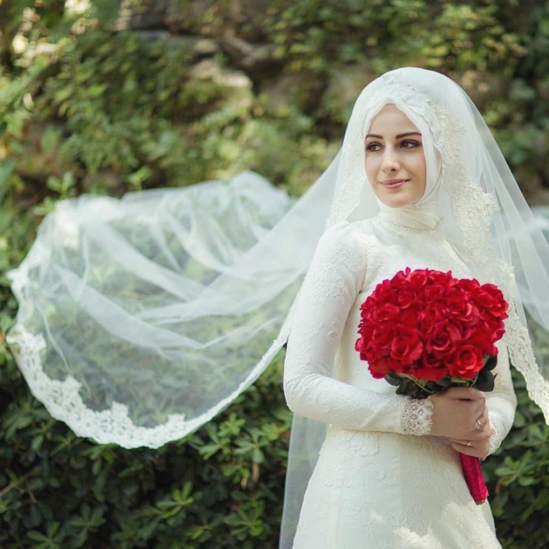 ضعي كريم الاساس المناسب للون بشرتك و وزعيه على كامل الوجه