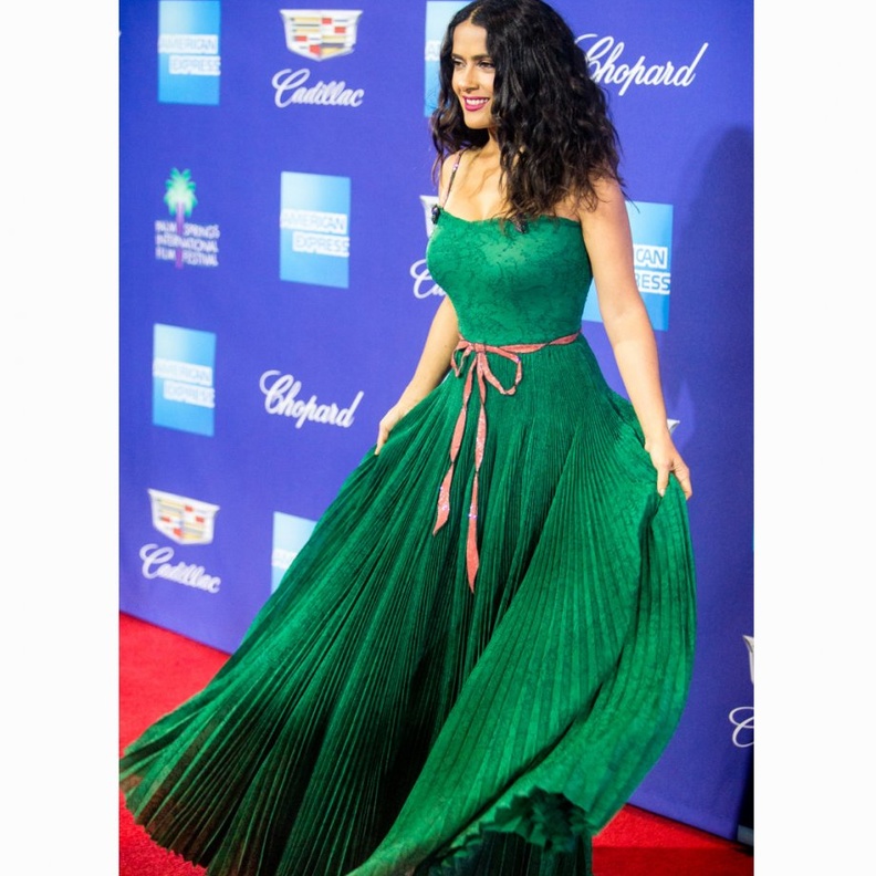 سلمى حايك تخطف الأنظار بأنوثتها وعفويتها