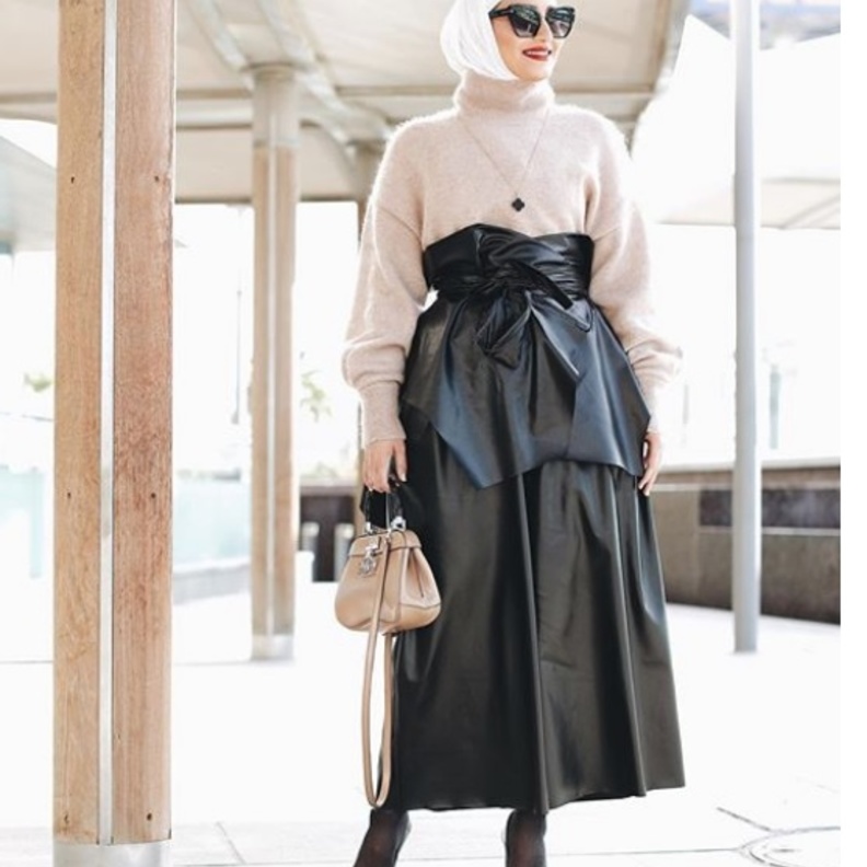 مرمر ترتدي تنانير في الشتاء مع الحجاب بأسلوب عصري