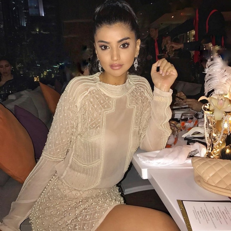 فوز الفهد بفستان متعدد النقشات