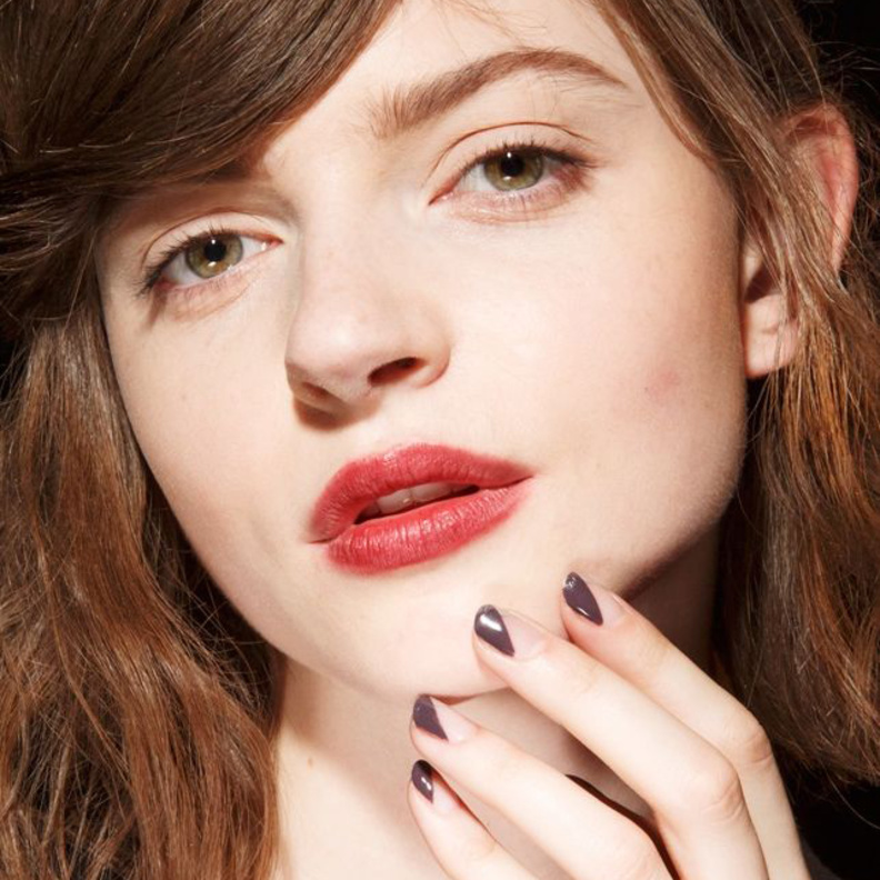 طلاء اظافر مقلمة باسلوب الفرانش المستقيم على خطى Monse