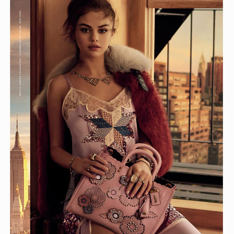 فستان من الساتان الزهري والدانتيل الابيض