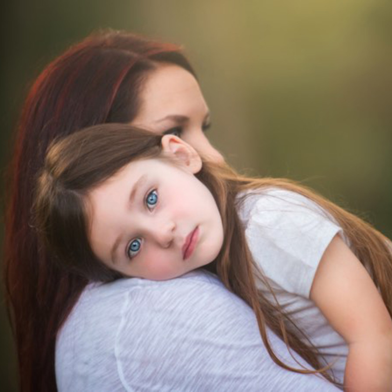 نصائح للتعامل مع تعلق الطفل الزائد بالام 