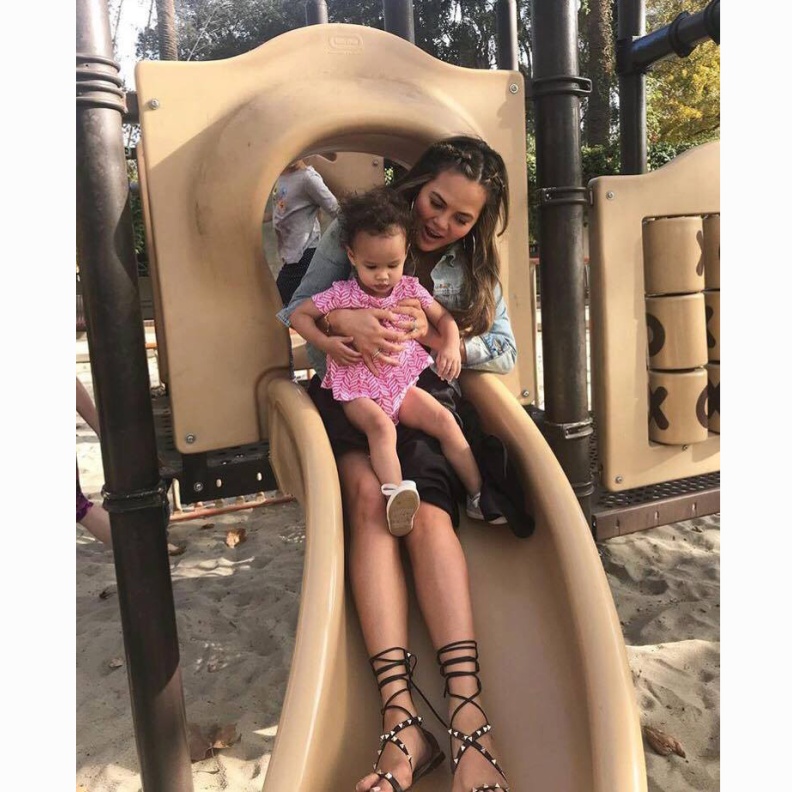 كريسي تايجن تقضي أوقاتا ممتعة برفقة ابنتها