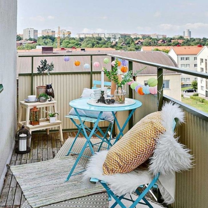 الكرسي المخصص للاسترخاء يميز ديكور الشرفة المنزلية