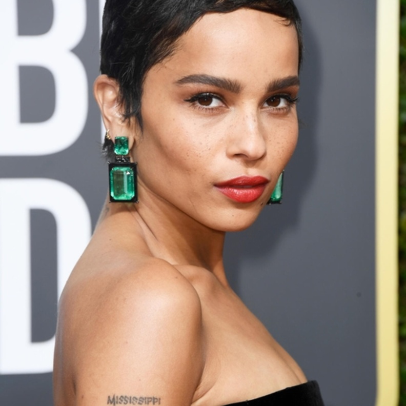 زوي كرافيتز Zoë Kravitz ترتدي أقراط زمرد من لورين شوارتز