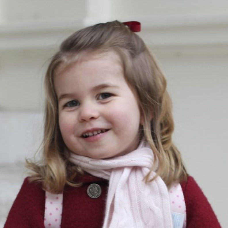 إطلالة الأميرة تشارلوت باللون الأحمر