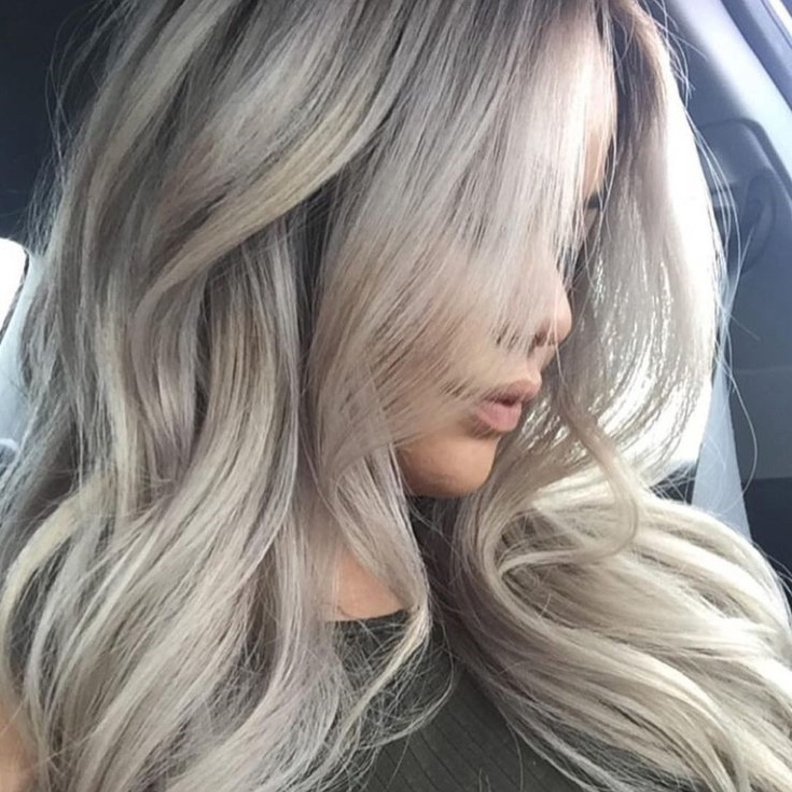 تسريحة جذابة مع الشعر الأشقر البلاتيني