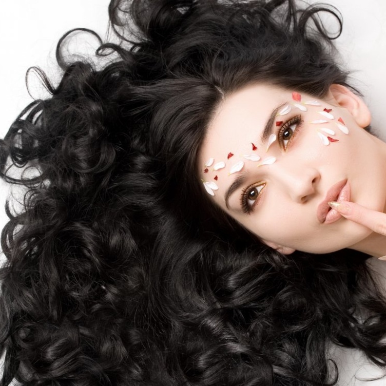 طرق العناية بالشعر الاسود قبل الزفاف