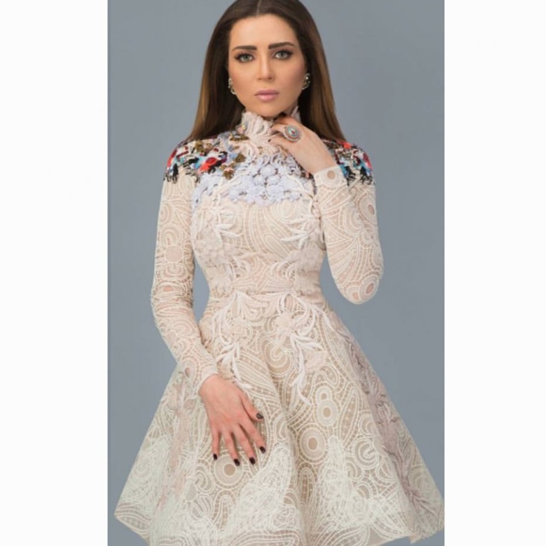 فساتين قصيرة على طريقة مي عز الدّين