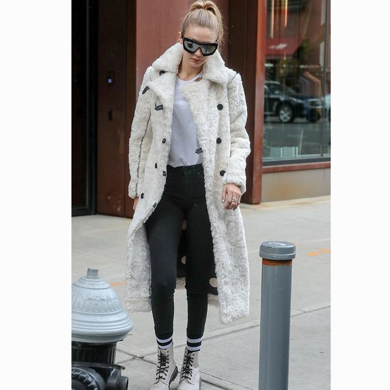 جيجي حديد في معطف قصير ياللون الأحمر اختارته من اتش اند ام