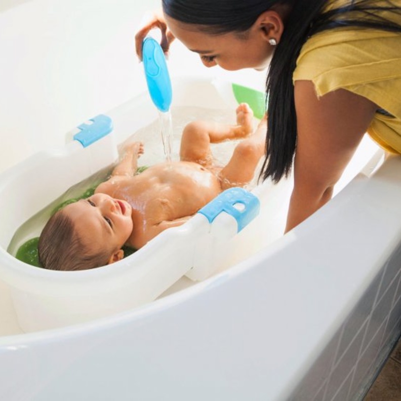  تحديد الوقت المناسب لتحميم الرضيع من الأمور الهامة التي يجب مراعاتها سواء في فصل الصيف او الشتاء