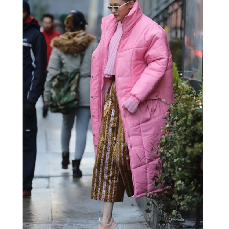 جيجي حديد باطلالة عصرية وملفتة للأنظار في شوارع نيويورك