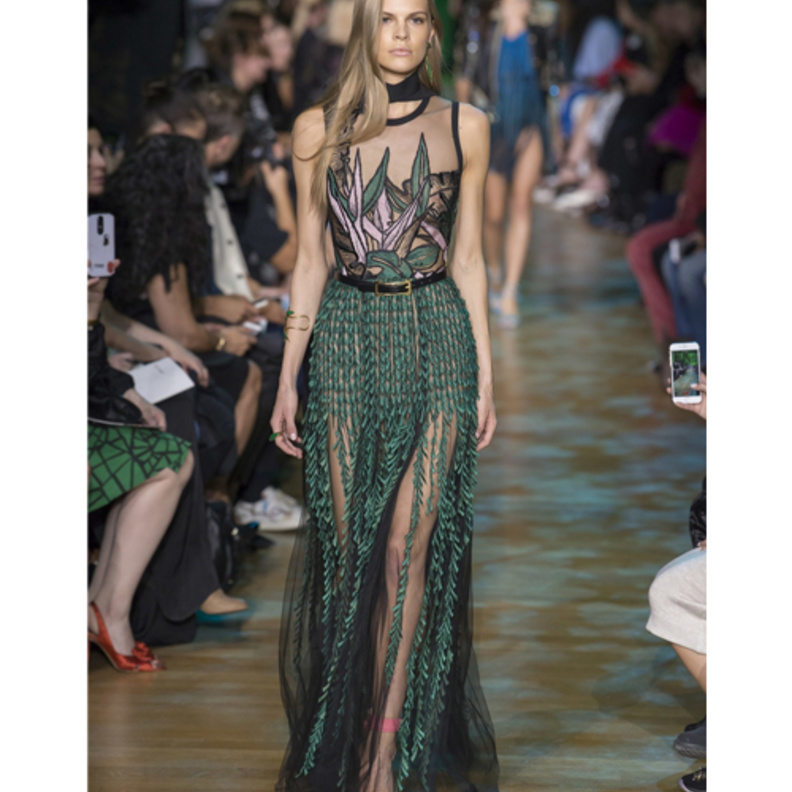 تصاميم فساتين السهرة لهذا الموسم من حيث الأقمشة والقصات والألوان 