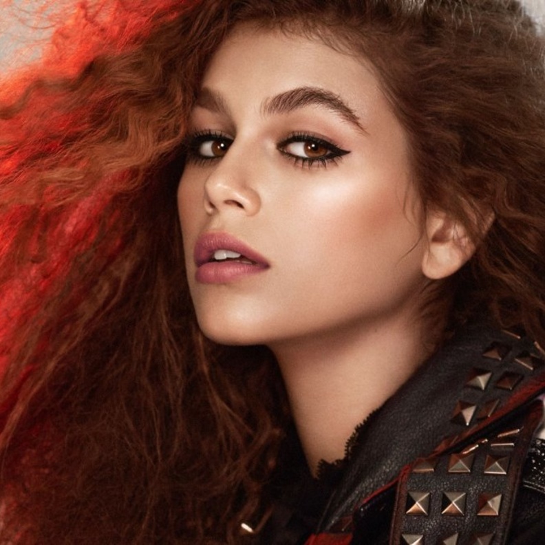 رسمات عيون مع الآيلاينر الاسود من كايا غيربر Kaia Gerber