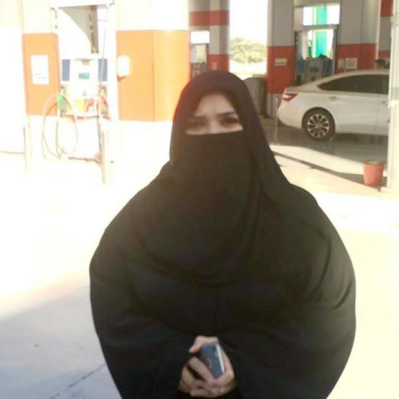 ميرفت بخاري أول سعودية تدير محطة بنزين بنفسها