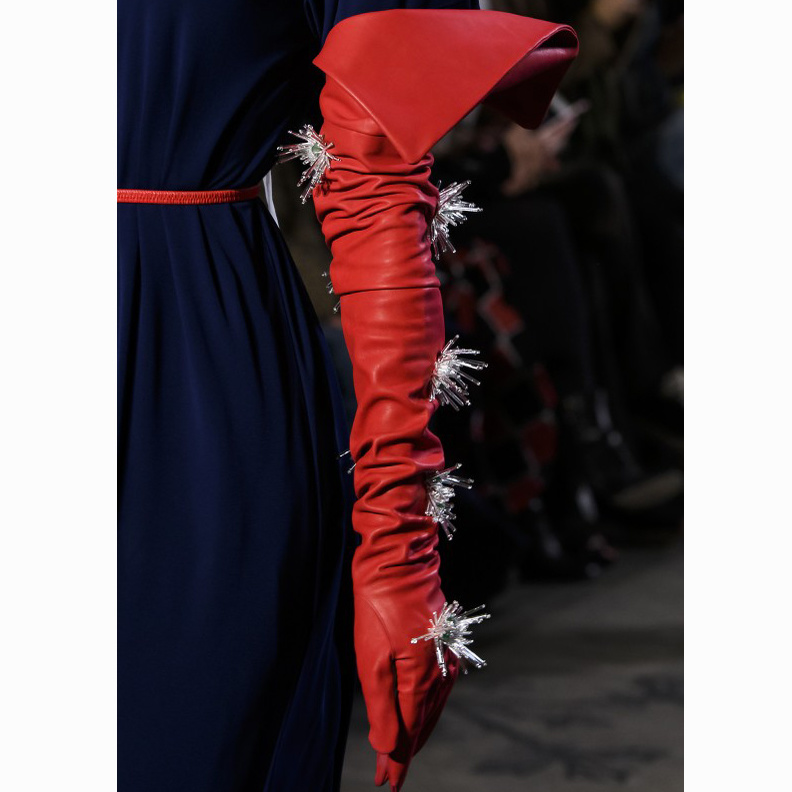 قفازات ذهبية لشتاء 2018 من Cristiano Burani