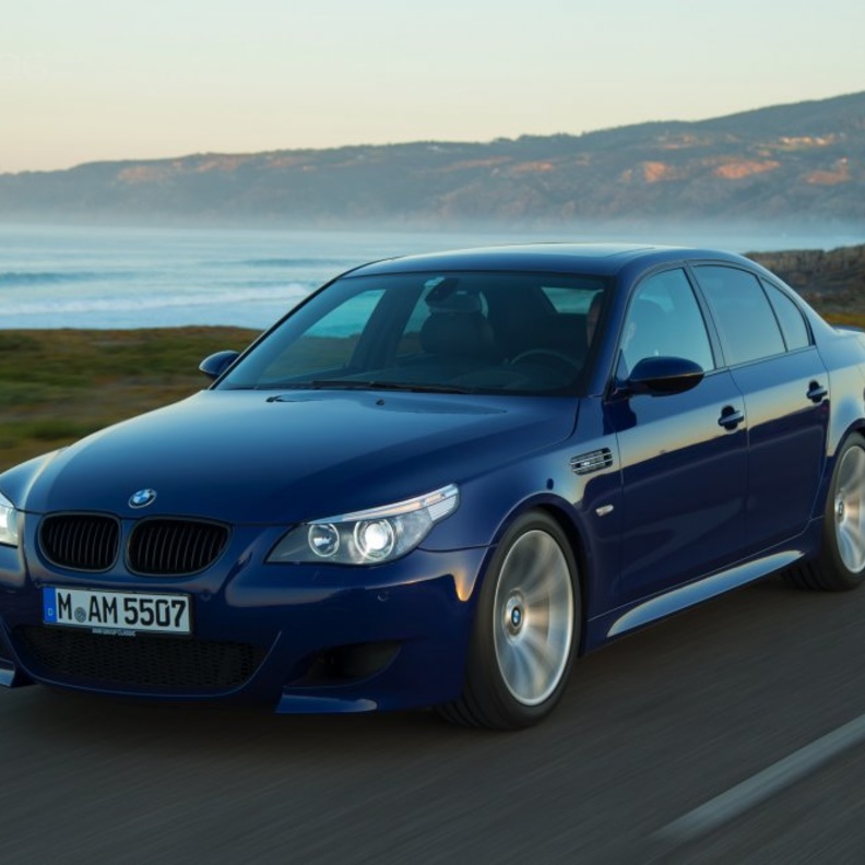 فيديو سيارة BMW M5 تكسر الرقم القياسي لأطول تفحيط