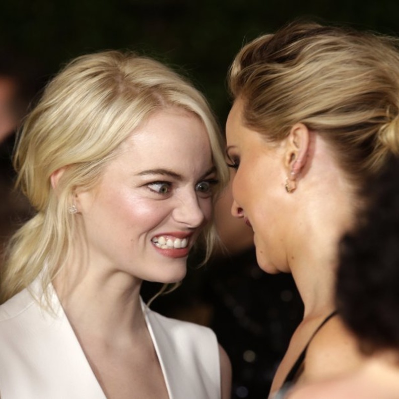 جينيفر لورانس تعاتب إيما ستون بسبب الماكياج ؟!