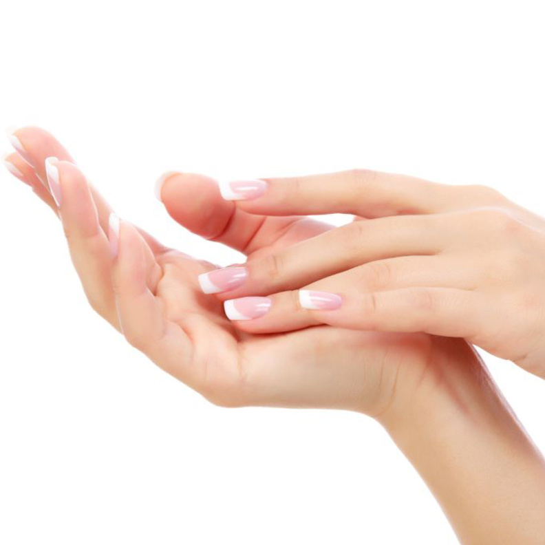 استخدمي زيت اللوز الحلو لحماية الأظافر