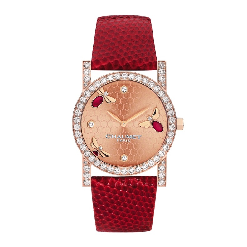 ساعة بولغاري من الذهب وحزام أحمر