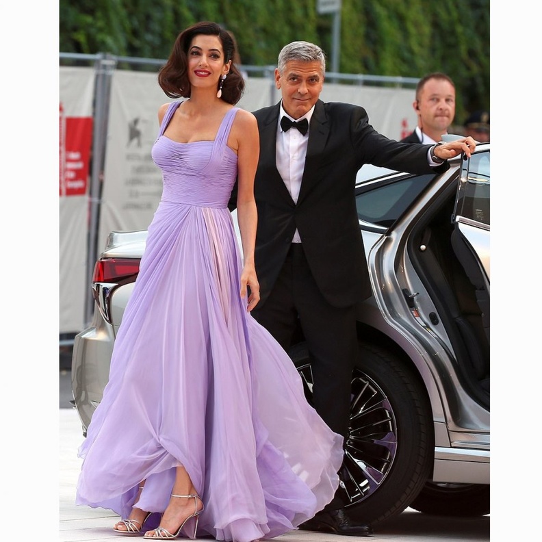 جينيفر لوبيز برفقة أليكس رودريغيز خلال مبارة كرة السلة