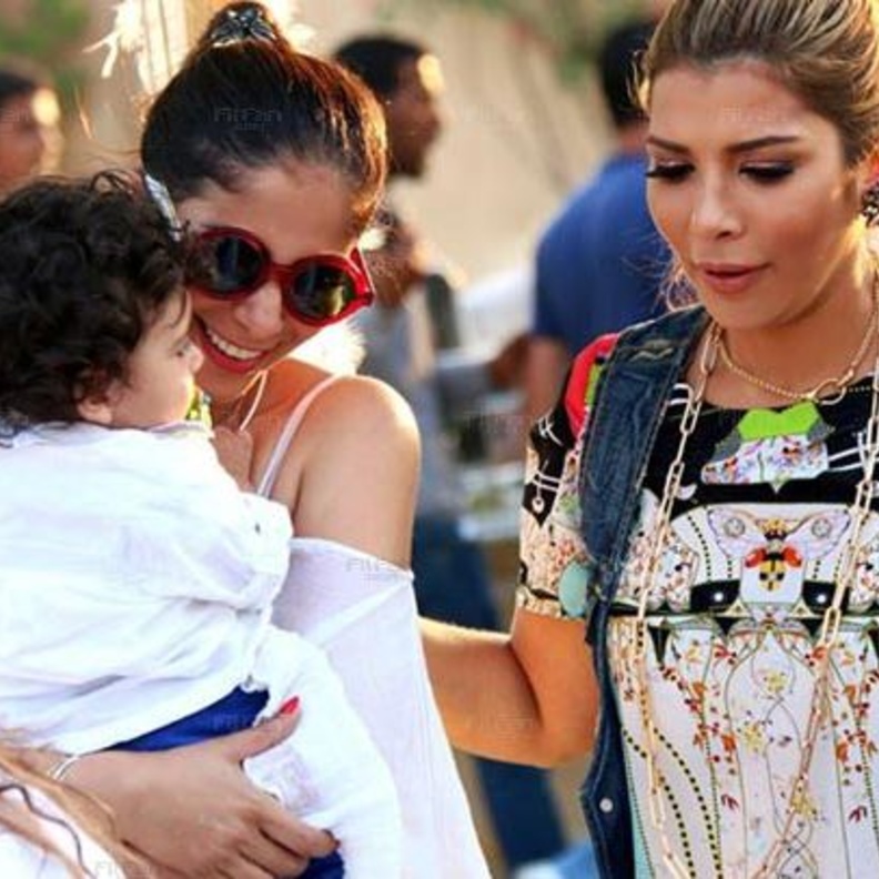 منى زكي واصالة وابنها