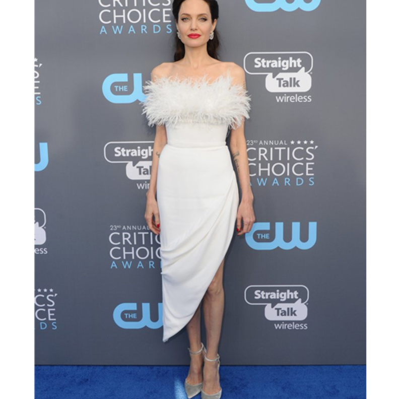 فستان حريري وكلاسيكي اختارته ‏Alison Brie‏ من دار روبيرتو كافالي‎ Roberto Cavalli