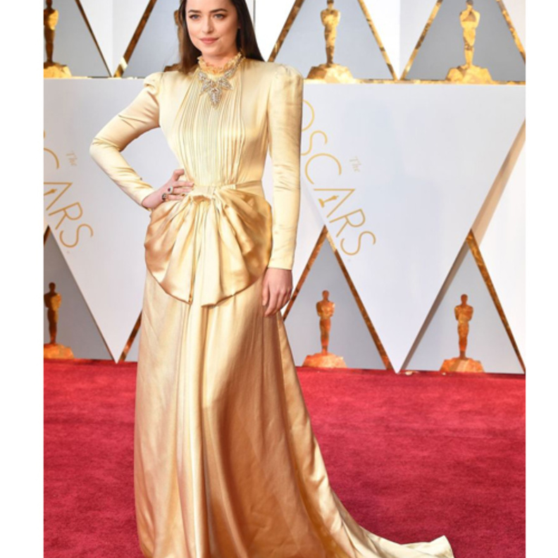 فساتين سهرة للنجمات باللون الذهبي