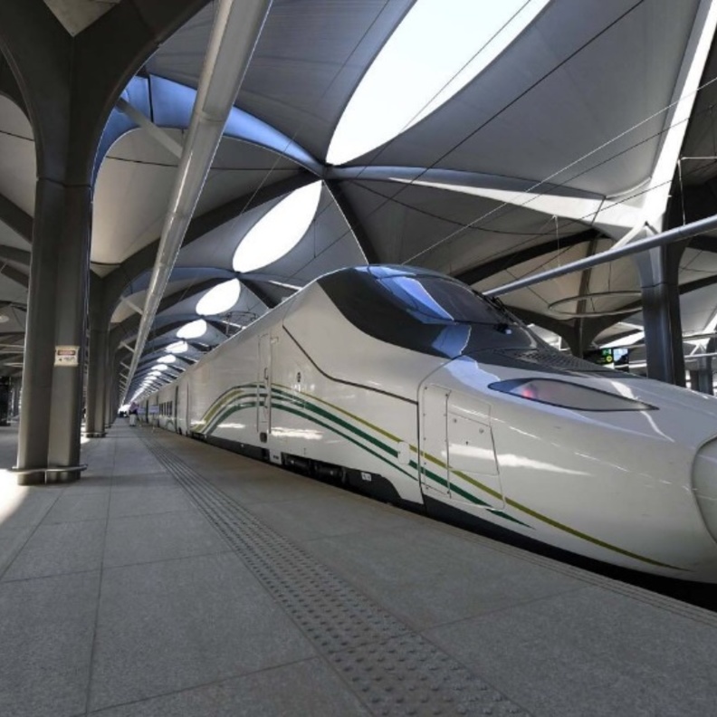 قطار الحرمين الذي يخدم حجاج بيت الله والمواطنين السعوديين