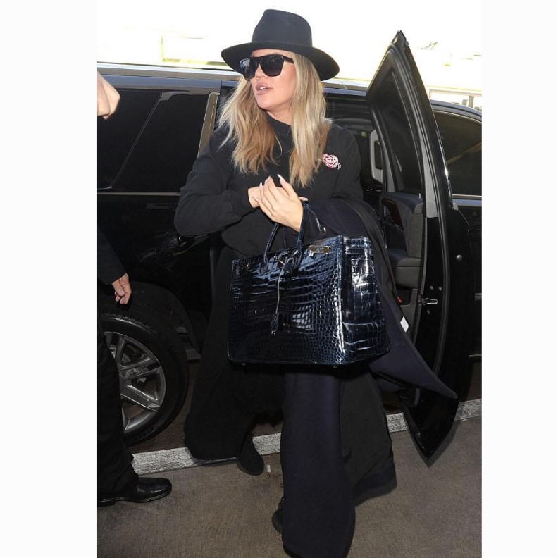 كلوي كاردشيان باطلالة أنيقة لحظة وصولها لمطار لوس أنجلوس