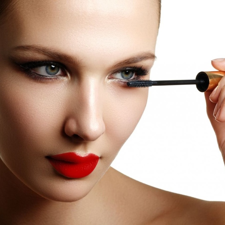 اختاري أفضل أنواع المسكارا لرموشك