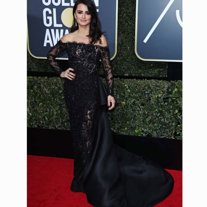 كايت بوزوورث في فستان أسود بقصة الكتف الواحد