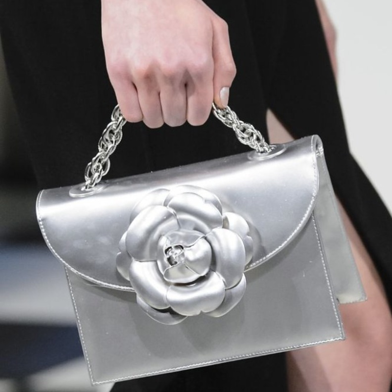 حقائب يد باللون الفضي للسهرات