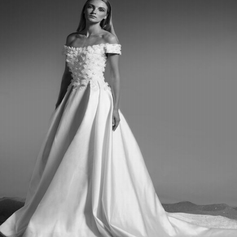 فستان من جورج شقرا بالاكمام الطويلة