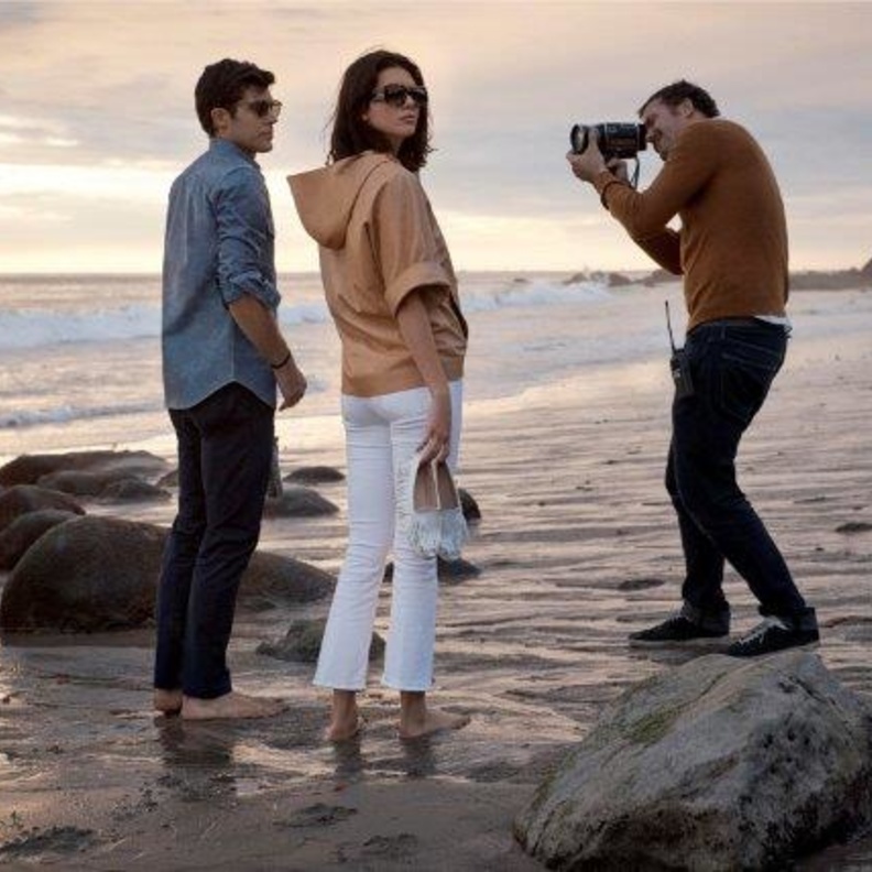 طلّ Kendall Jenner بابتسامتها العفوية بينما تمرح مع Roberto Bolle في الضوء المتلألئ في يوم مشمس على الشاطئ، والأناقة الهادئة