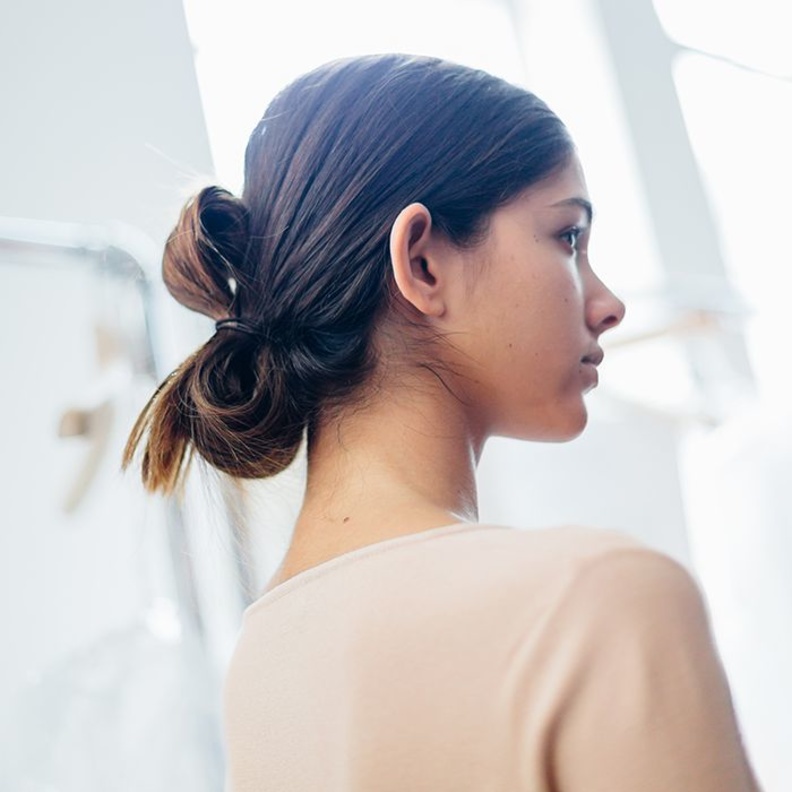 تسريحات شعر الكعكة المنخفضة والمعقودة من دار Marchesa.