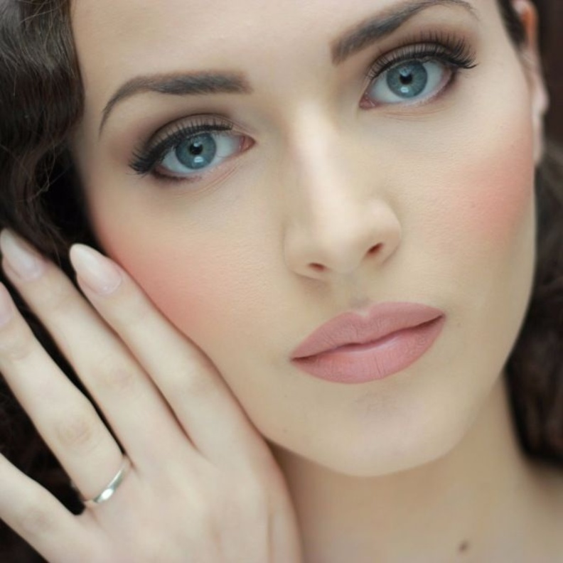 احمر الشفاه الوردي للبشرة البيضاء