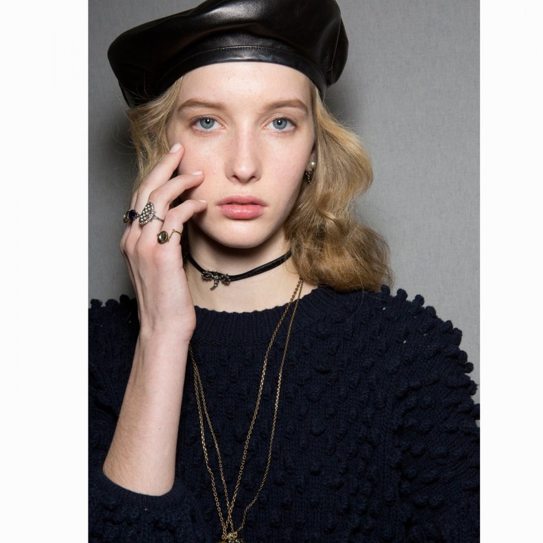 قبعة سوداء دائرية وجلدية من شانيل Chanel