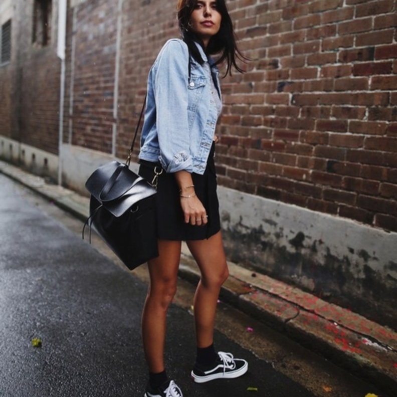 اختاري جينز قصير ونسقي معه جوارب لافتة وحذاء رياضي