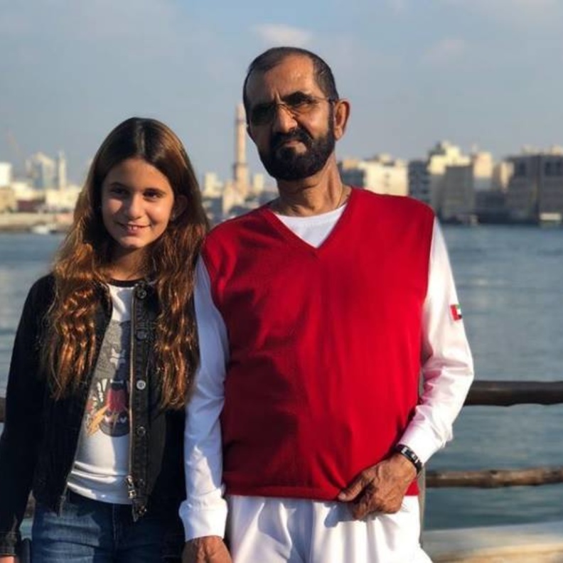 الشيخ محمد بن راشد يزور مع ابنته الجليلة حي الشندغة التاريخي في دبي