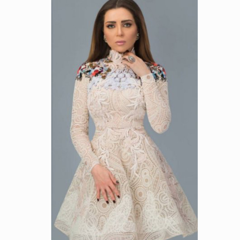 مي عز الدين في فستان مميز باللون الأسود